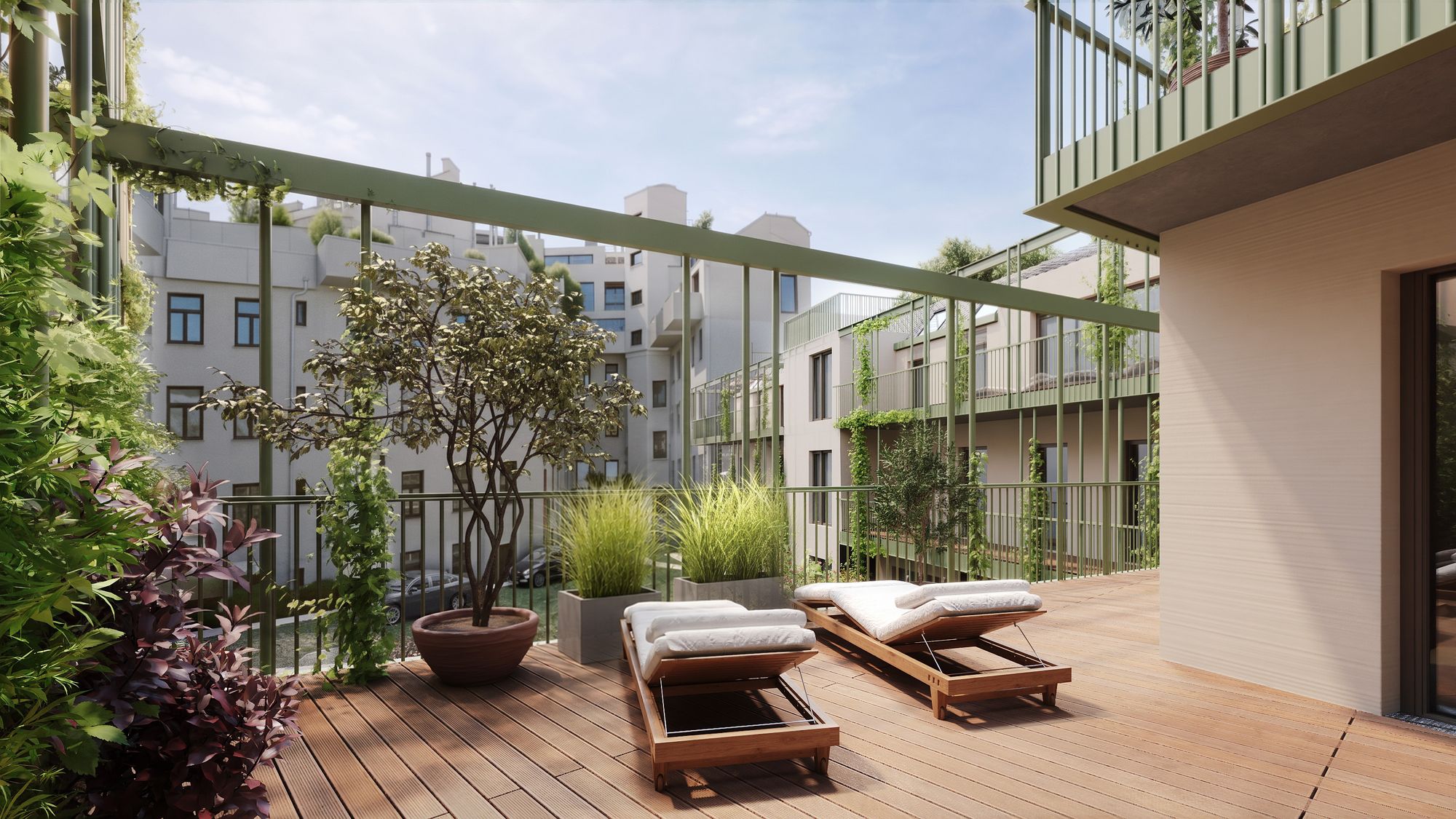 Terrasse im ersten Obergeschoss mit Liegen und Blick in den Hof