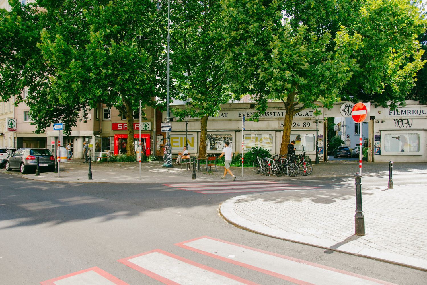 Platanen und Zebrastreifen vor dem Filmcasino und dem Filmquartier an der Margaretenstraße