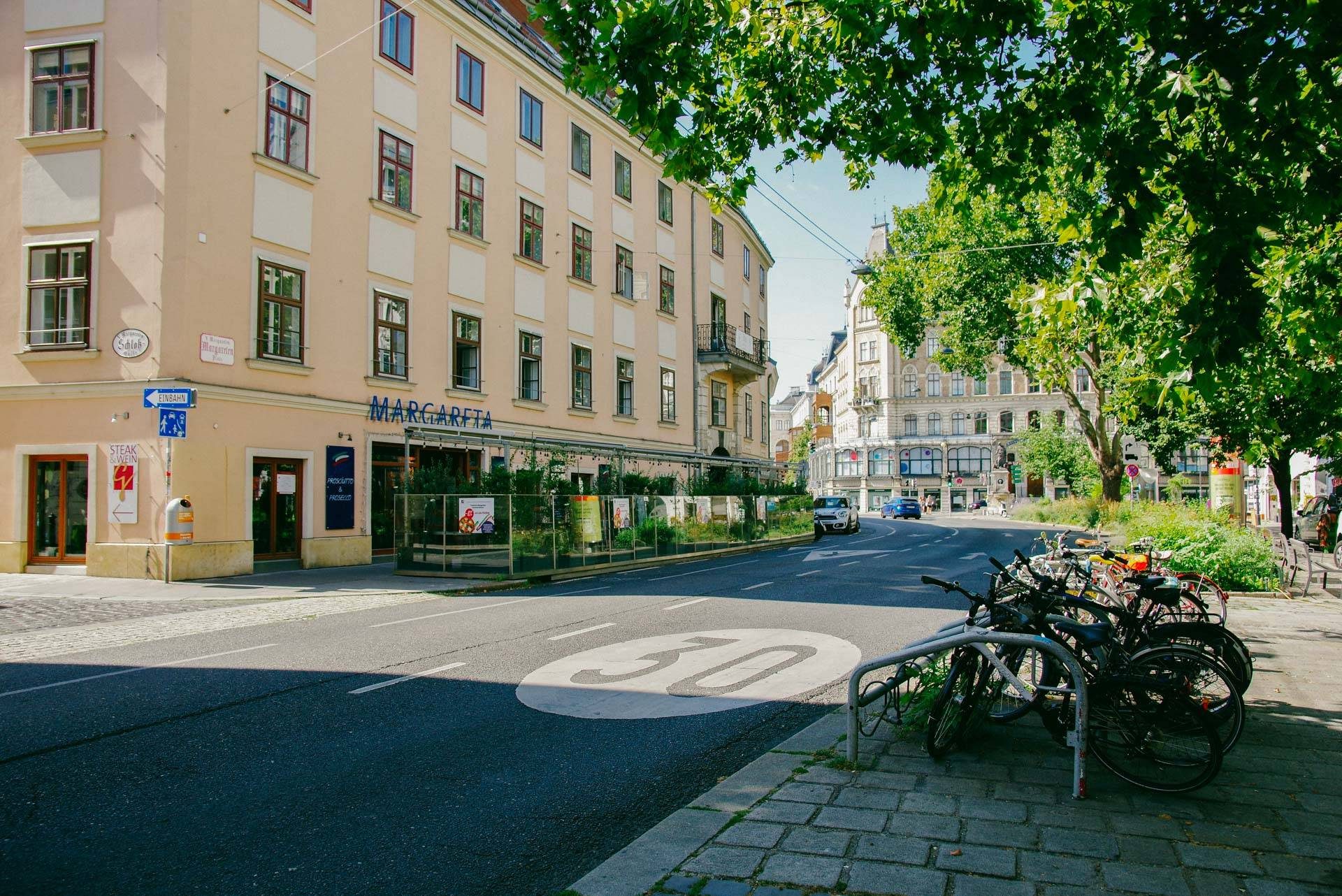 Margaretenplatz mit Schanigarten und Radständern an der Schlossgasse